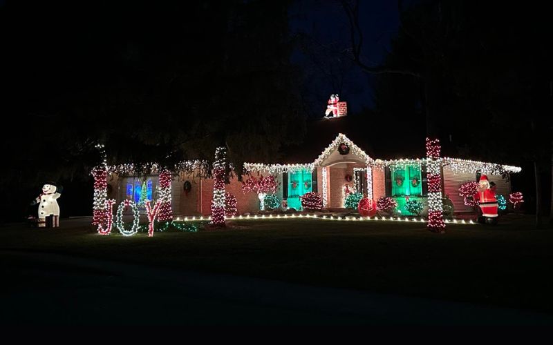 Santa returns to a neighborhood rooftop in Bellefontaine