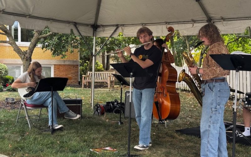 Musicians bring Jazz to the library lawn
