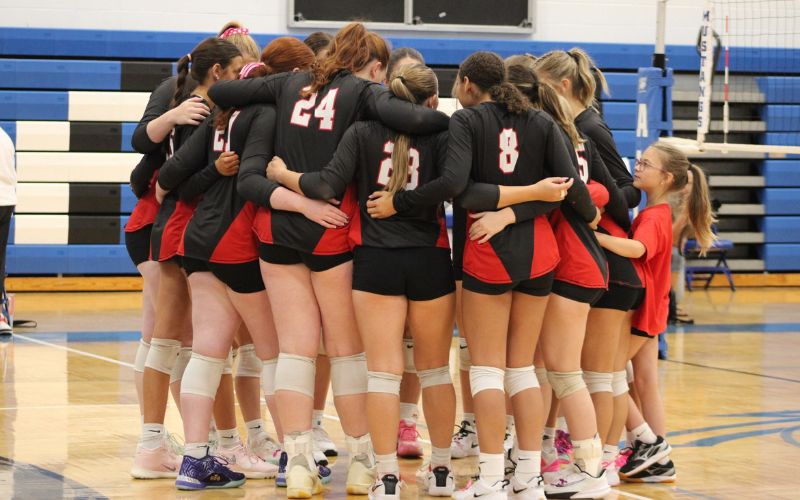 Lakers close volleyball season with sweep over Mustangs